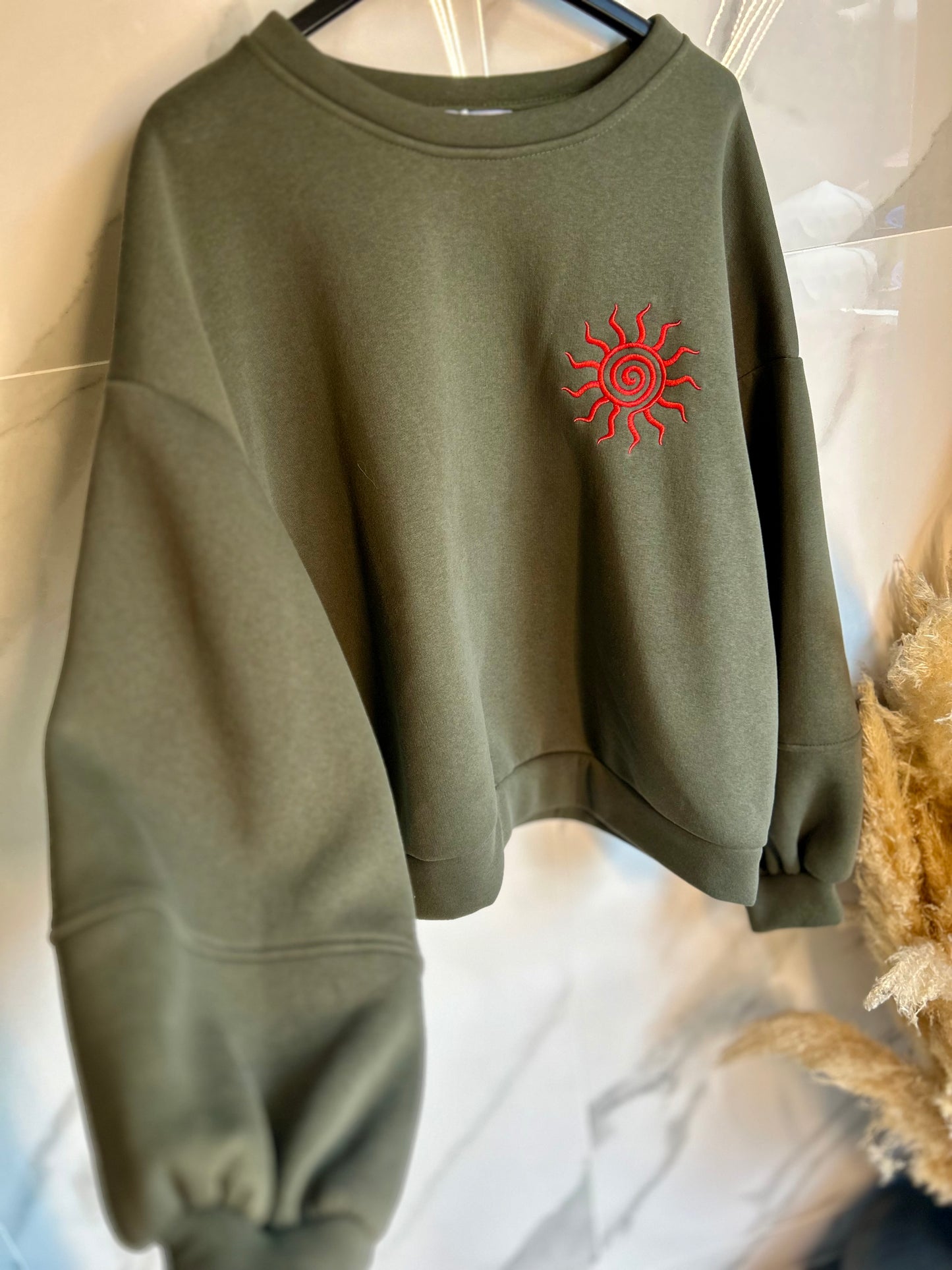 Sweat Kaki Oversize – Broderie Soleil Rouge
